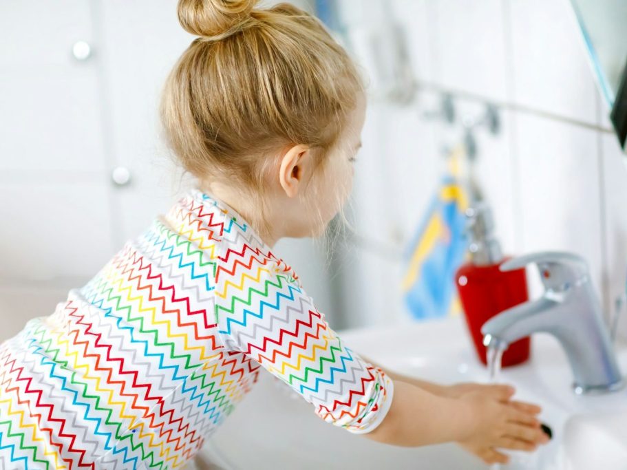 Kind beim Händewaschen