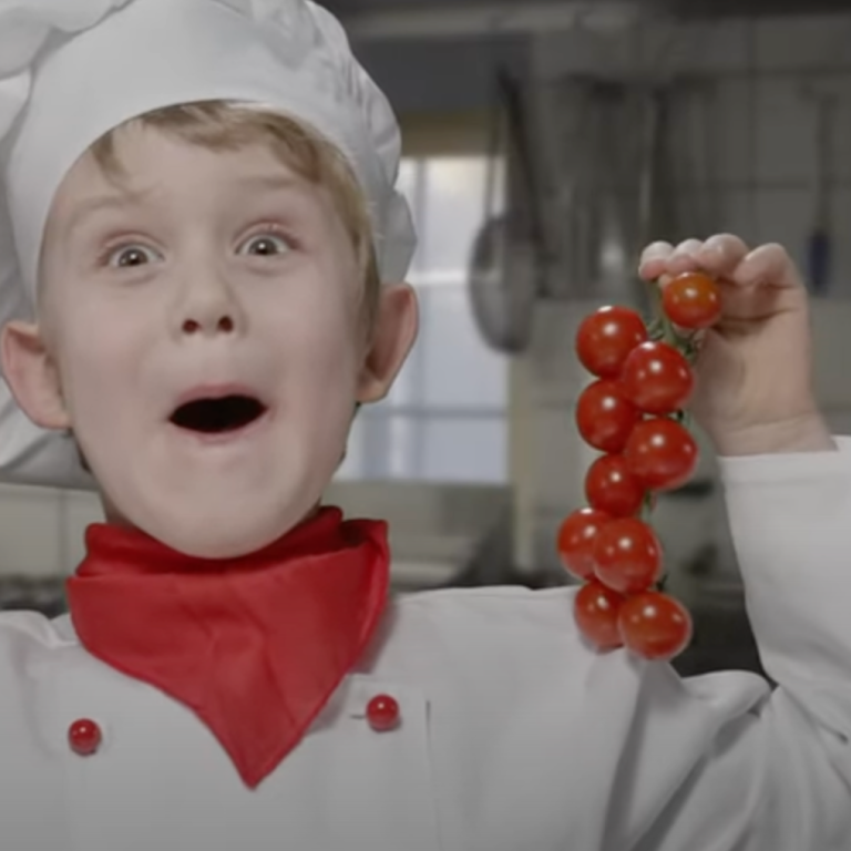 Kind als Chefkoch gekleidet