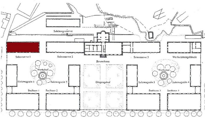 Grundriss eines Gebäudes mit markierten Bereichen und Anordnung von Tischen und Stühlen.