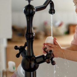 Hände unter Wasserhahn