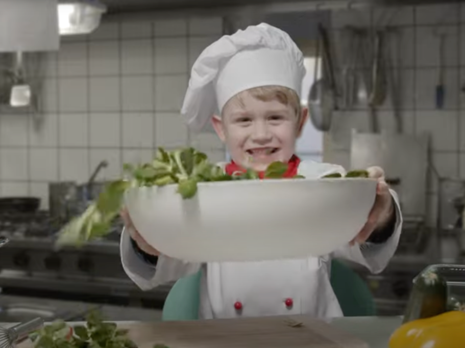 Kind mit Salatschüssel