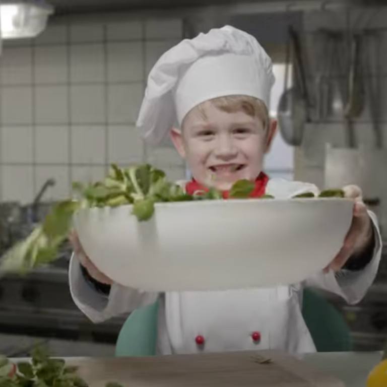 Kind mit Salatschüssel