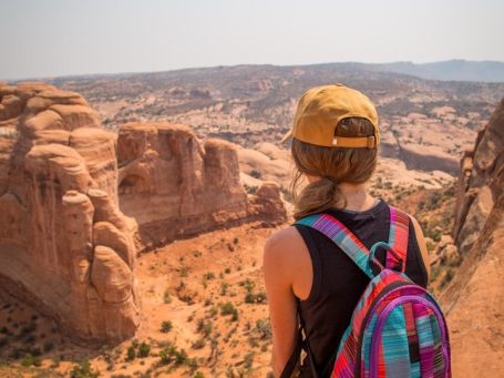 Wanderin vor roten Felsen