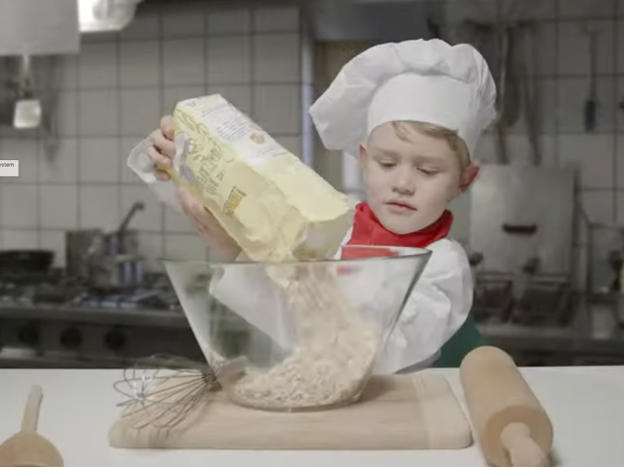 Kind mit Mehl in der Hand